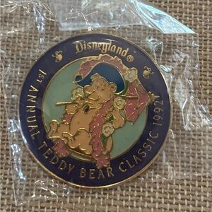 DISNEYLAND 1ST ANNUAL TEDDY BEAR CLASSIC BADGE PIN 1992 New Sealed Bag